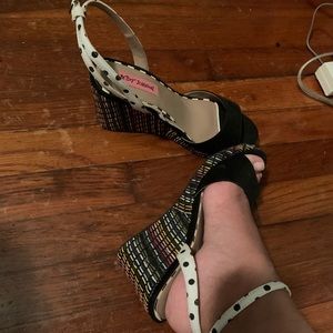 Betsy Johnson size 6 wedges- never worn
